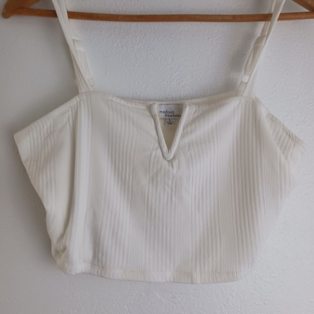 MADISON & BERKELEY WHITE RIBBED CROP TOP- SIZE L
